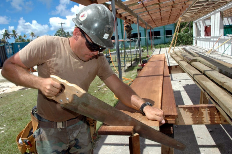 menuisier-ASPREMONT-min_worker_construction_building_carpenter_male_job_build_helmet-893290